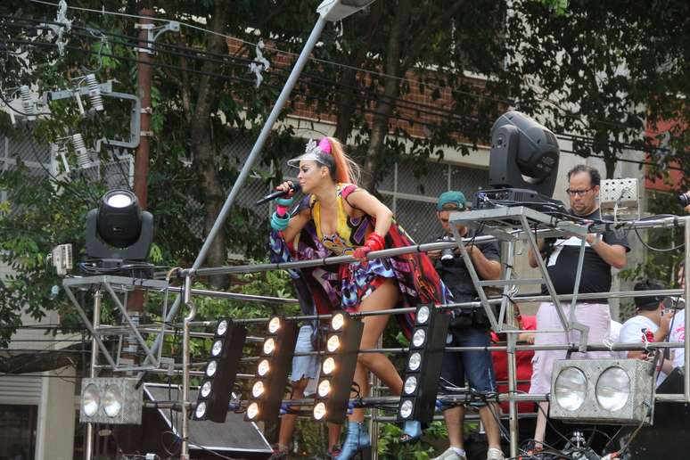 Alinne Rosa agitou último dia de Carnaval em Salvador