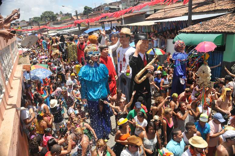 <p>Cerca de 100 bonecos desfilaram pelas ruelas de Olinda nesta terça-feira.</p>