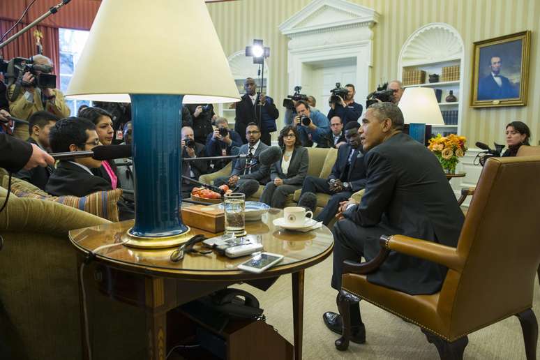 <p>Em imagem de arquivo, o presidente americano, Barack Obama, se reune com um grupo de &quot;dreamers&quot;, no Sal&atilde;o Oval da Casa Branca, em Washington</p>