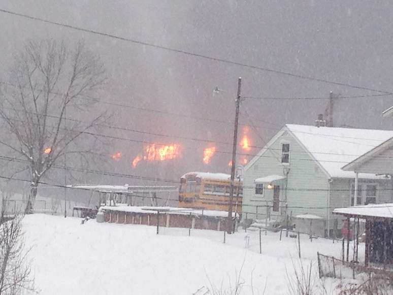 A cidade de Powelltown teve que ser evacuada após o descarrilamento e incêndio em um trem transportando petróleo, que derramou em um rio