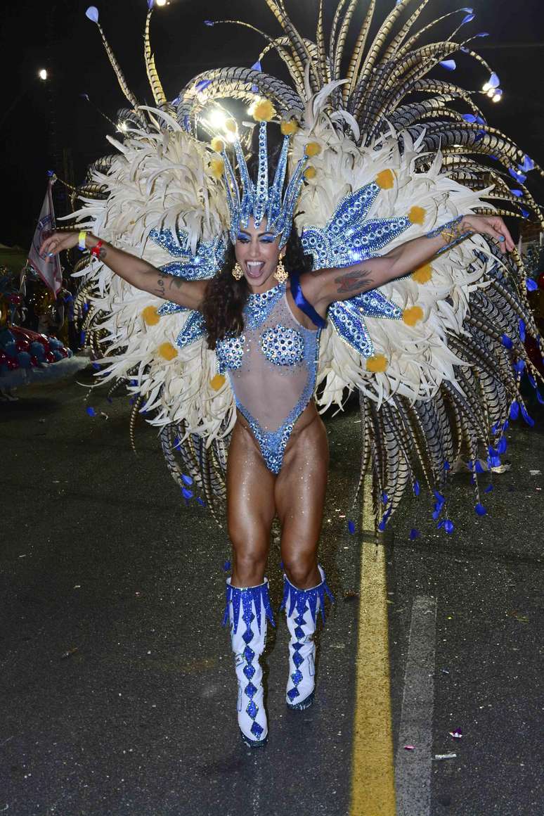 Jaque Kury chamou aten&ccedil;&atilde;o com uma virilha estranha nas fotos. Excesso de malha&ccedil;ao?