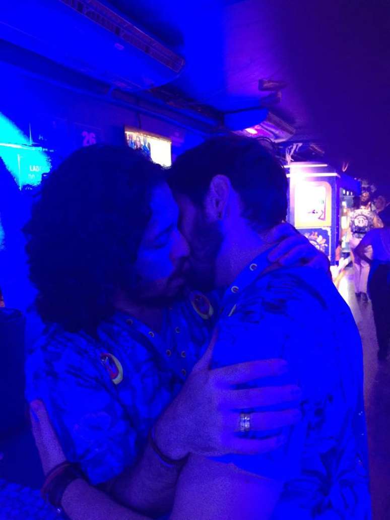 Carnaval da tolerância! Deputado posta foto beijando outro homem em apoio a filho de Marília Gabriela