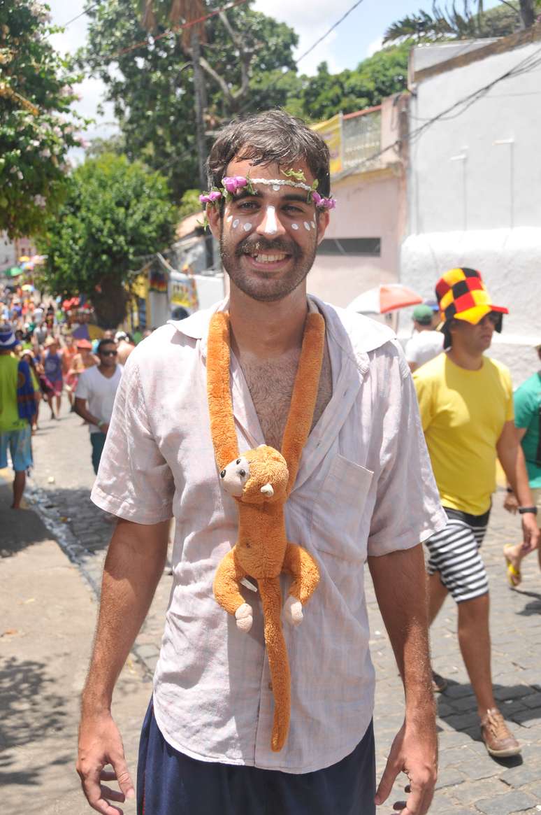 <p>Thiago Canuto, do Recife, usou bicho de pel&uacute;cia, faixa e pintura no rosto para se divertir no bloco</p>
