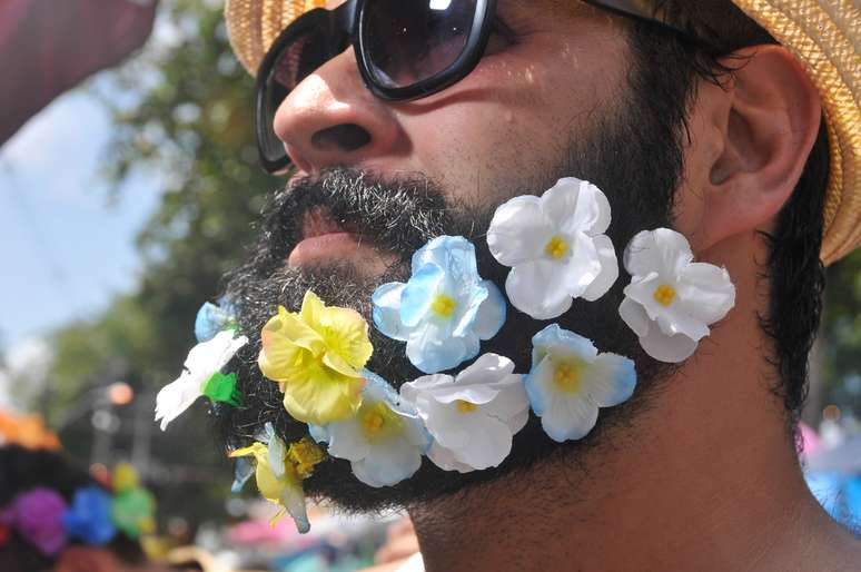 <p>Leandro Aleixo, do município pernambucano de Bezerros, usou flores para compor um visual bem-humorado</p>