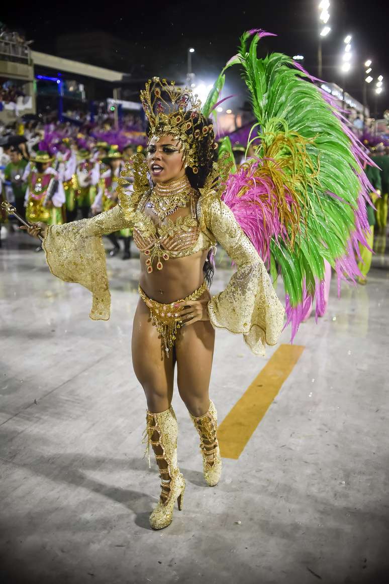 Evelyn Bastos exibiu belas pernas no desfile da Mangueira, no Rio de Janeiro