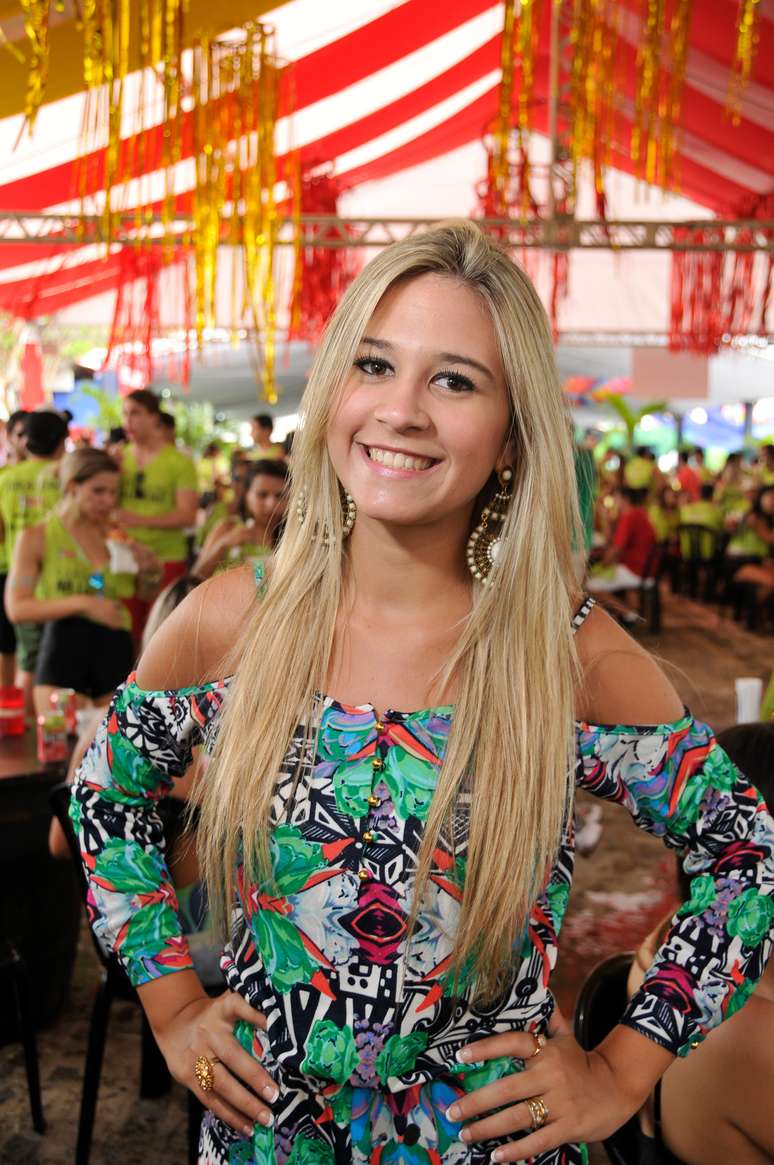 Nathália Acioly, de João Pessoa, não se importa em perder mais de uma hora em frente ao espelho para conquistar a chapinha perfeita. Segundo a moça, o look dura o dia inteiro