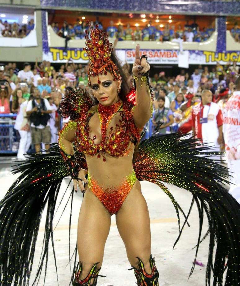 Com o corp&atilde;o em dia, VIviane Ara&uacute;jo samba no desfile da Salgueiro