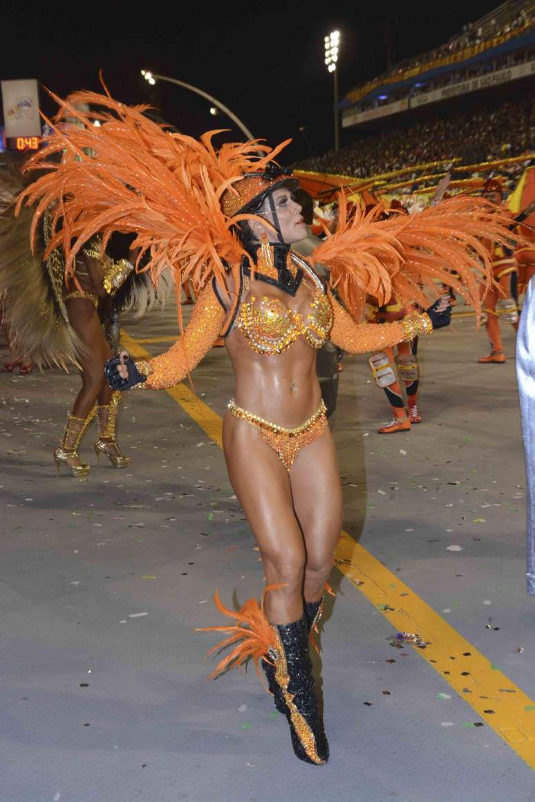 A ex-BBB Fabiana Teixeira desfilou pela rebaixada Tom Maior no Carnaval de S&atilde;o Paulo