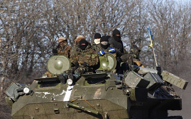 <p>Soldados do governo ucraniano conduzem veículo blindado por uma estrada que se estende da cidade de Artemivsk à Debaltseve, tem 17 de fevereiro</p>