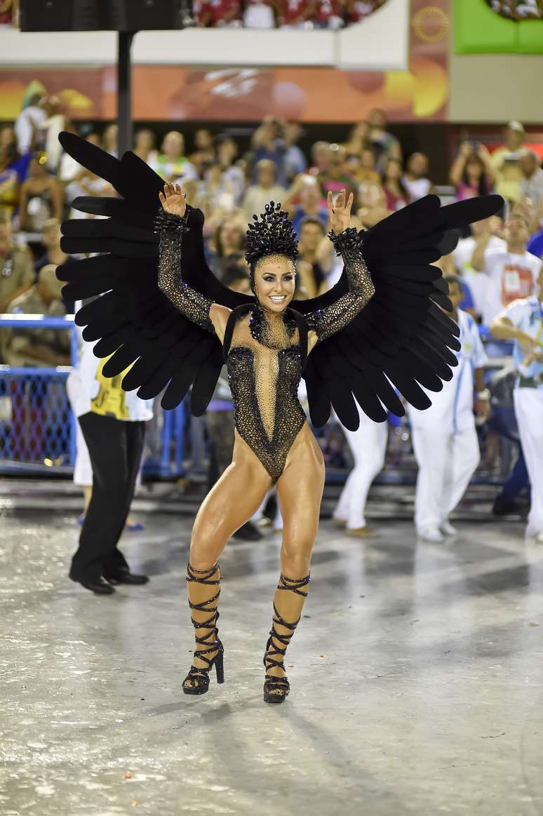 Sempre destaque no Carnaval, a apresentadora Sabrina Sato mostrou as pernas musculosas na Sapuca&iacute;