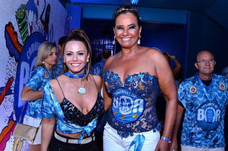 <p>Viviane Araújo posou com Solange Couto em camarote</p>