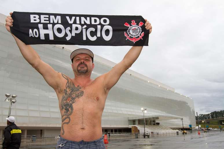 <p>Torcedores do Corinthians j&aacute; abra&ccedil;aram est&aacute;dio localizado em Itaquera</p>