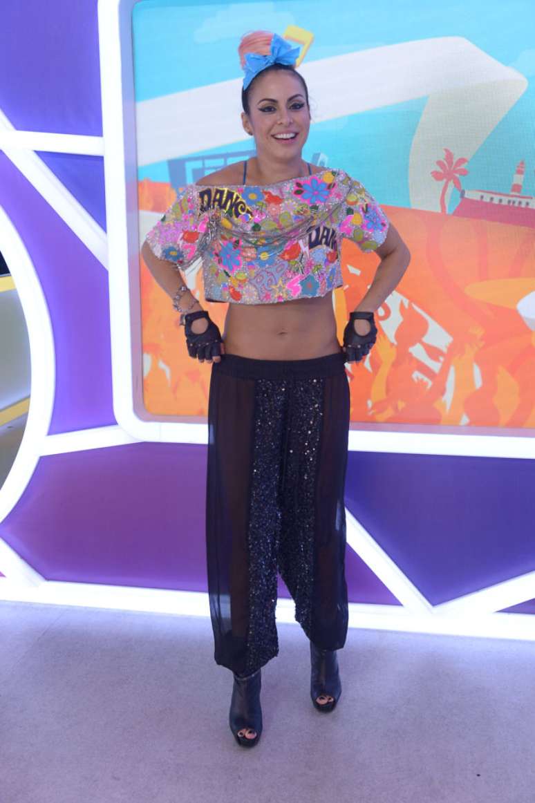 Aline Rosa chamou aten&ccedil;&atilde;o com uma cal&ccedil;a transparente e barriga de fora