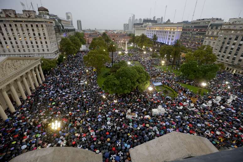 Argentinos se reúnem na Praça de Maio em manfestação realizada em memória de Alberto Nisman