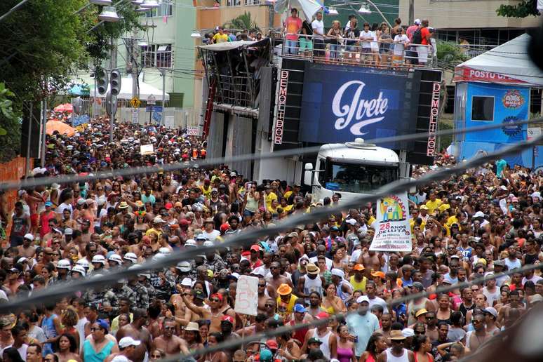 Arrastão levou milhares atrás do trio em Salvador