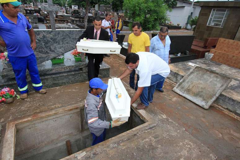 Bebês gêmeos foram enterrados no cemitério São João Batista, em Uberaba (MG)