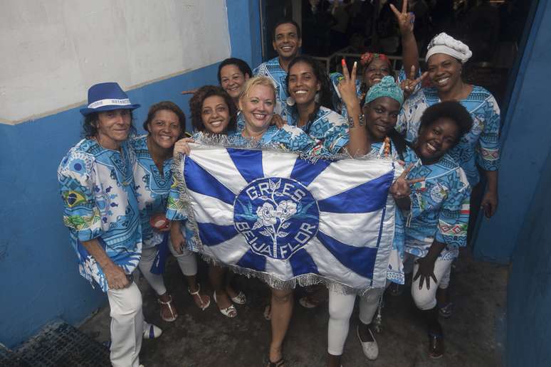 <p>Integrantes da Beija-Flor comemoram o título</p>