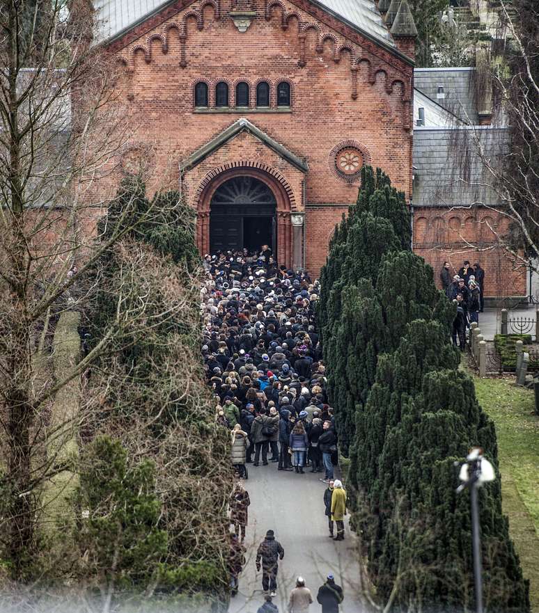 Amigos e familiares chegam para assistir ao funeral de Dan Uzan, morto em um dos ataques em Copenhague. Uzan foi enterrado no Cemitério de Mosaic, na capital dinamarquesa, em 18 de fevereiro