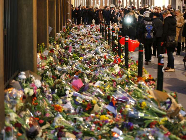 Flores são colocadas em frente à sinagoga onde Dan Uzan morreu, em Copenhague