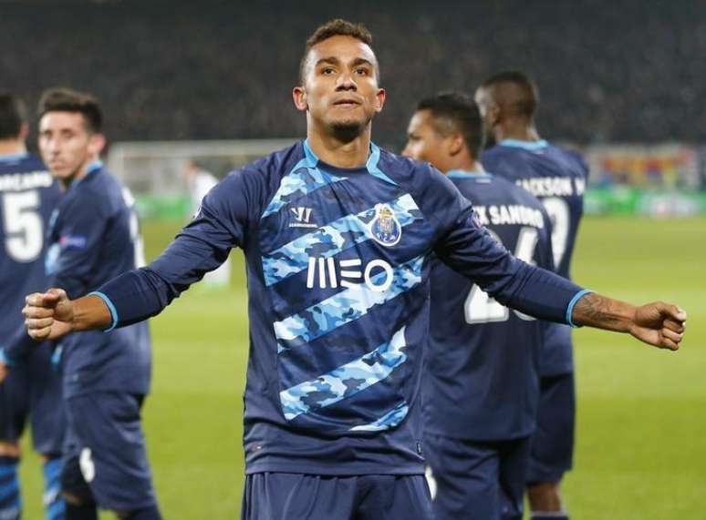 O brasileiro Danilo, do Porto, comemora gol contra o Basel pela Liga dos Campe&otilde;es, em Basel, na Su&iacute;&ccedil;a, nesta quarta-feira. 18/02/2015