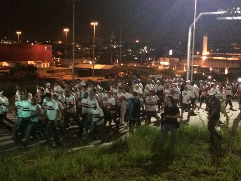 Torcedores do S&atilde;o Paulo caminham por Itaquera