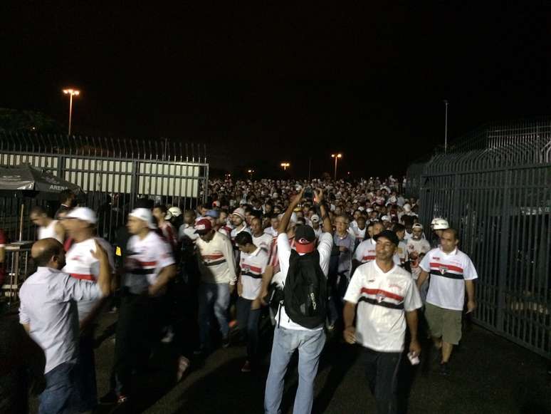 S&atilde;o-paulinos chegaram animados e gritando provoca&ccedil;&otilde;es