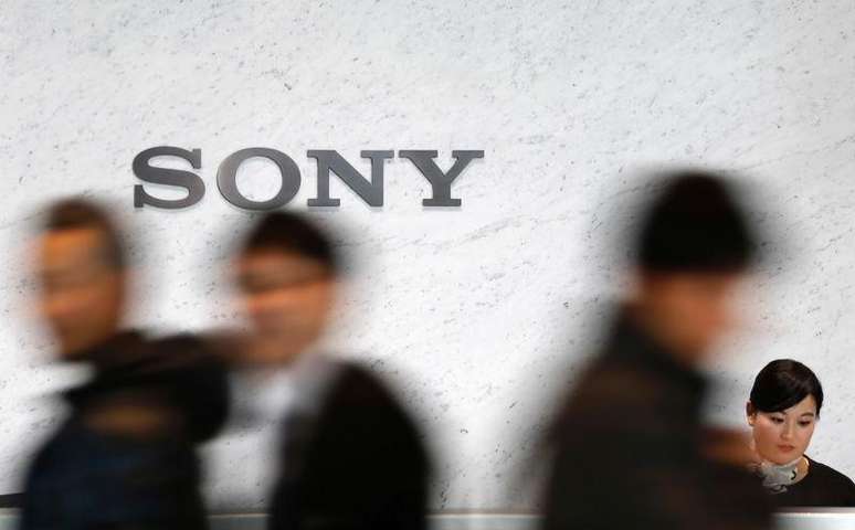 Visitantes em frente ao logo da Sony na sede da empresa, em Tokyo. 04/02/2015