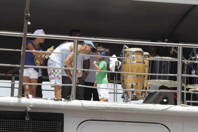 Marido e filho de Ivete Sangalo acompanham a cantora durante o Arrastão