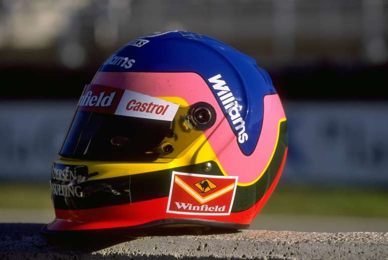 <p><strong>6º - Jacques Villeneuve</strong></p><p>O filho de Gilles decidiu homenagear o pai, com o tradicional V (mas na lateral do capacete), e a mãe, com a diversidade de cores. Ousado.</p>