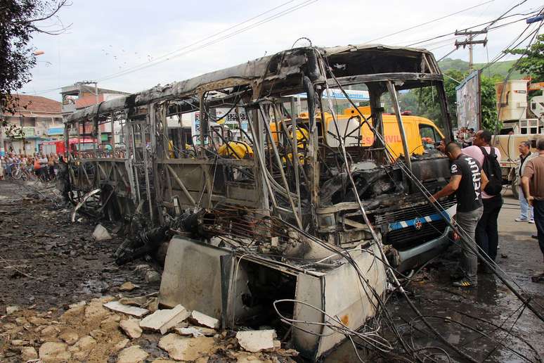 Ônibus ficou completamente destruído após o incêndio