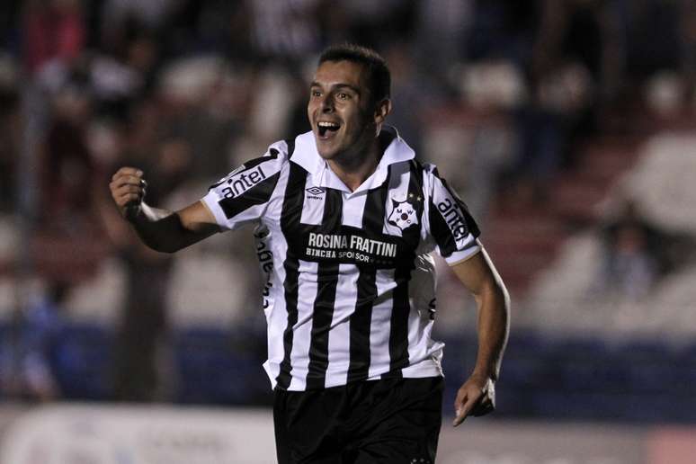 Leandro Reymundez comemora gol do Montevideo Wanderers: virada em casa