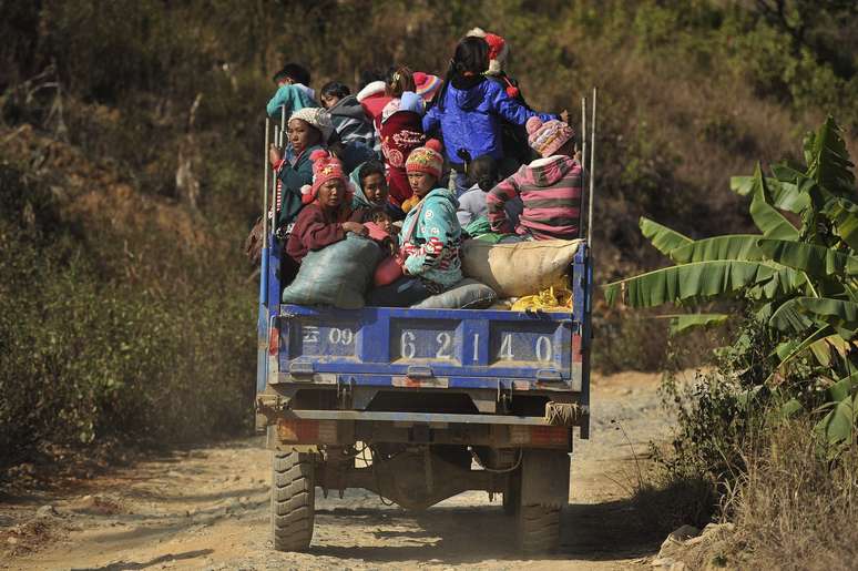 Pessoas viajam em um caminhão para um campo de refugiados, na cidade de fronteira da China com Mianmar, Nansan, na província de Yunnan, em 18 de fevereiro