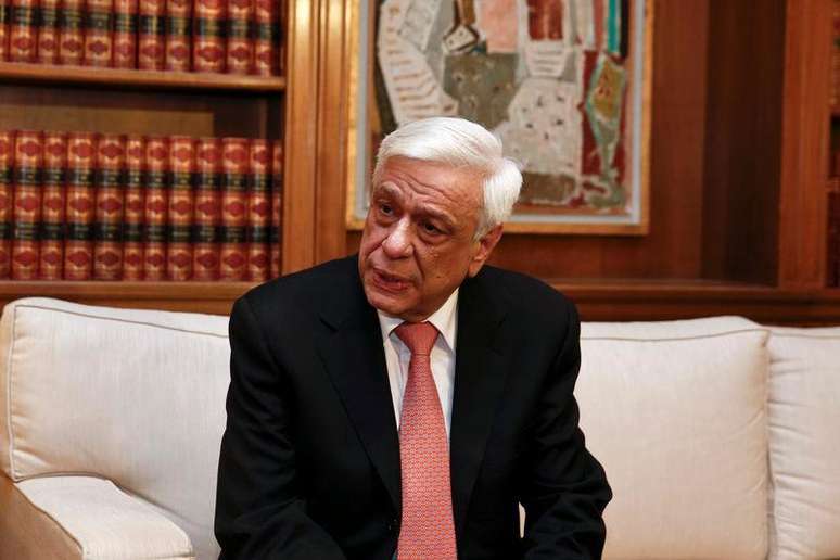 <p>Ex-ministro do Interior grego Prokopis Pavlopoulos conversa com o primeiro-ministro grego, Alexis Tsipras, em seu gabinete em Atenas, na Grécia, em 17 de fevereiro</p>