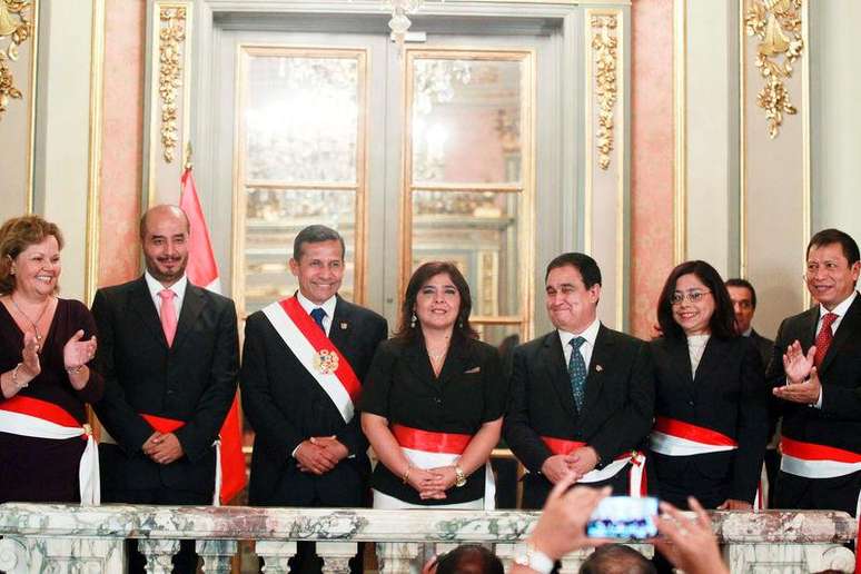 <p>Presidente do Peru, Ollanta Humala (com a faixa presidencial) com os ministros, durante cerimônia em Lima</p>