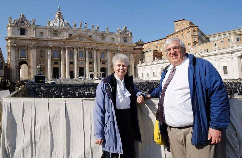 <p>Irm&atilde; Jeannine Gramick e Francis DeBernardo na Pra&ccedil;a de S&atilde;o Pedro, no Vaticano, em 18 de fevereiro</p>