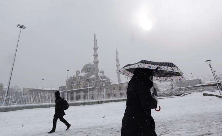 Pessoas caminham diante de mesquita em Istambul. 18/02/2015.