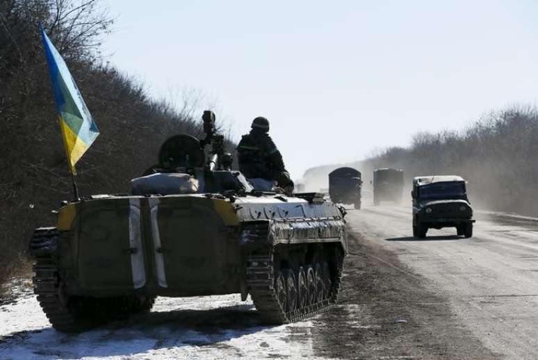 <p>Ve&iacute;culo ucraniano deixa regi&atilde;o perto de Debaltseve</p>