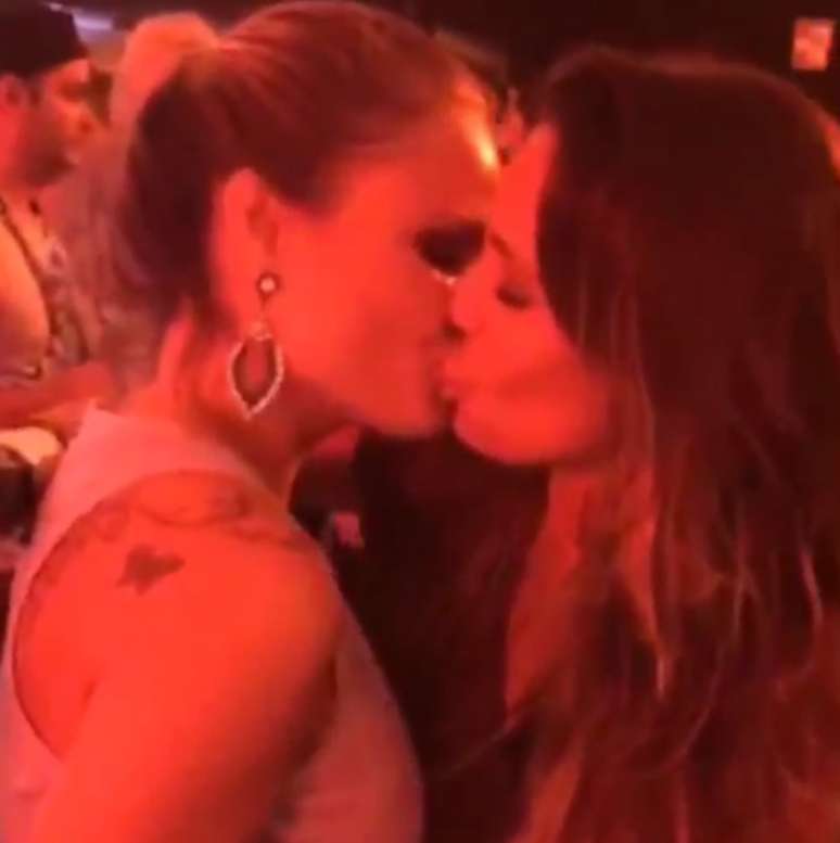 <p>Angelis compartilhou o vídeo do beijo no Instagram</p>