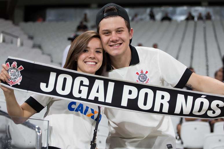 Torcedores de Corinthians e S&atilde;o Paulo deixaram mais bonito o primeiro cl&aacute;ssico entre as equipes na hist&oacute;ria da Copa Libertaroes. De um lado, os alvinegros terminaram com express&atilde;o de felicidade, enquanto do lado tricolor era poss&iacute;vel notar o abatimento e tristeza pela derrota na casa do advers&aacute;rio; veja fotos da torcida: