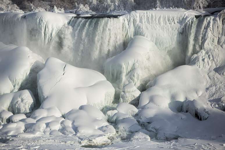 Cataratas do Niágara têm águas congeladas por frio extremo