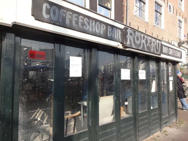 <p>Mais de 30 coffee shops já foram fechadas em Amsterdã, onde o desejo do governo é extingui-las completamente do seu principal ponto, o famoso Red Light District</p>