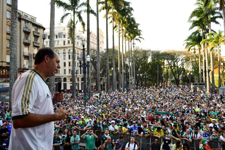 Evair fala a palmeirenses em festa em homenagem ao centenário do Palmeiras