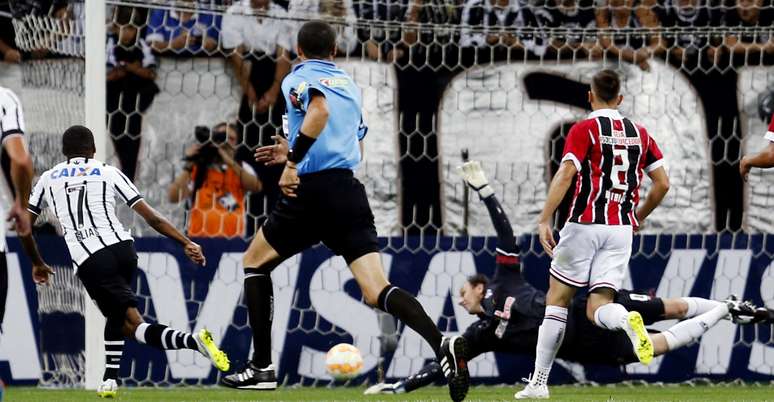 Elias pega de primeira e marca belo gol sobre Rogério Ceni