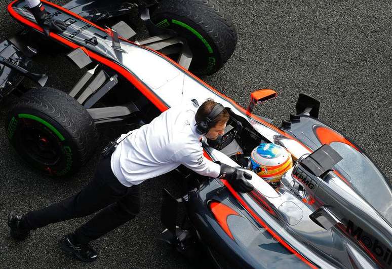 Piloto da McLaren Fernando Alonso no circuito de Jerez durante testes da pré-temporada da F1. 03/02/2015