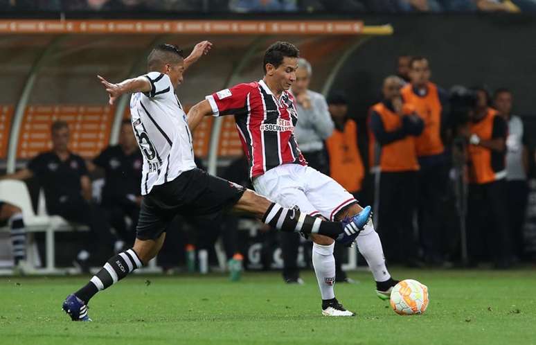 Ganso teve partida apagada e saiu reclamando da arbitragem