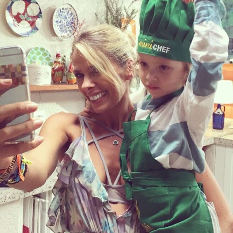 Toda orgulhosa de seu filho Vittorio, Adriane Galisteu fez questão de publicar uma foto em que ele está bancado o mini mestre cuca na cozinha da apresentadora