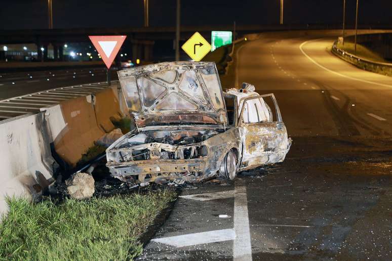 Veículo pegou fogo após colisão em uma das saídas da rodovia Ayrton Senna