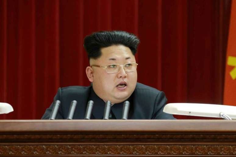 Kim estava de óculos de grau, algo inovador, mas o que realmente chamou a atenção foi o novo estilo adotado no cabelo e sobrancelhas