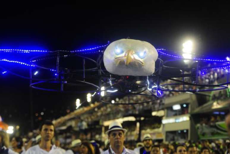 Segundo a Anac, outros 400 pequenos drones foram operados pela Portela, no Sambódromo. 