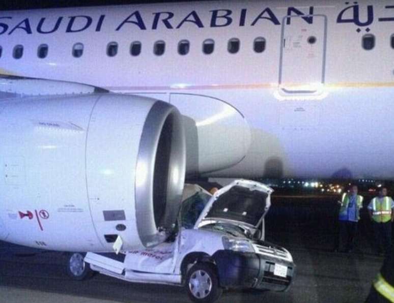 A turbina do Airbus A-320 da companha Arabian Airlines bateu do lado direito do carro de segurança, que ficou completamente destruído